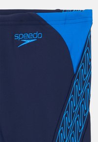Speedo kopalke v mornarsko modri barvi z svetlo modrimi detajli. Na eni strani imajo geometrijski vzorec, izdelane so iz raztegljivega, vodoodpornega materiala.