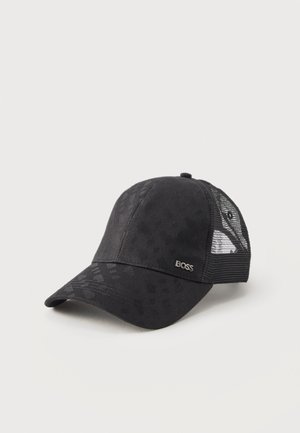 Čierna šiltovka s vzorom s mrežovým panelom na zadnej strane a malým strieborným logom „BOSS“ na prednej ľavej strane.
