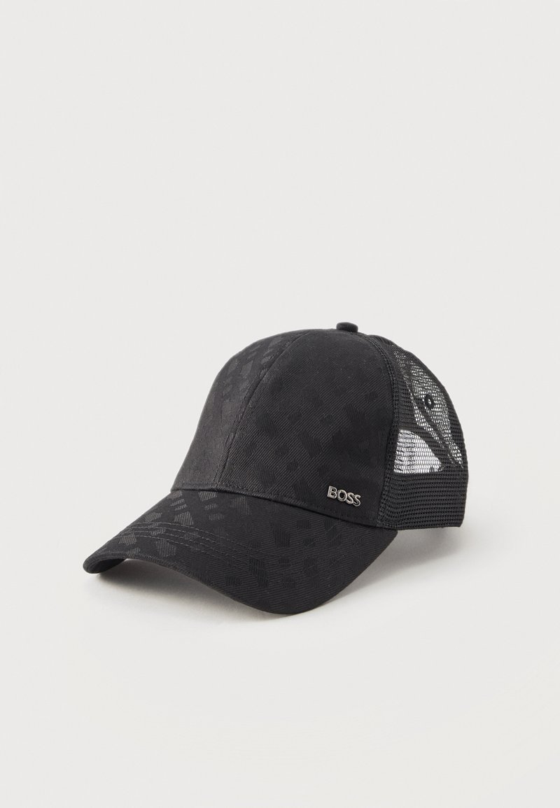 Μαύρο καπέλο μπέιζμπολ με σχέδιο και πίσω πάνελ από δίχτυ, με μικρό ασημί λογότυπο "BOSS" στην εμπρόσθια αριστερή πλευρά.