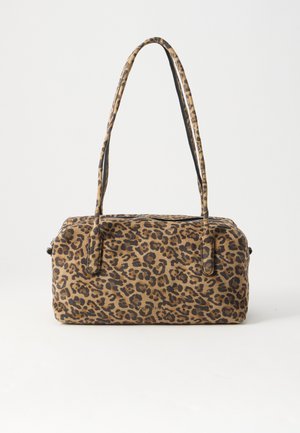 Bolso rectangular con asas largas con estampado de leopardo en marrón y negro y cierre de cremallera superior.