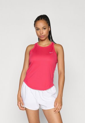 Červený športový tielko s okrúhlym výstrihom, hladkou textúrou a logom Nike. V kombinácii s bielymi šortkami, navrhnuté pre aktívne nosenie.