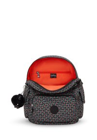 Liten mönstrad Kipling-ryggsäck med svart och orange skaldmönster, öppen huvudfack som visar en ljusorange insida och framficka med dragkedja.