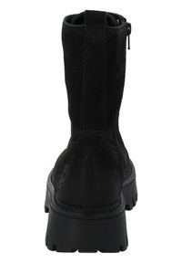 Stivale alla caviglia in suede nero con punta rotonda, suola in gomma nera chunky e cerniera posteriore. Presenta un'accenno cucito e un branding sottile.
