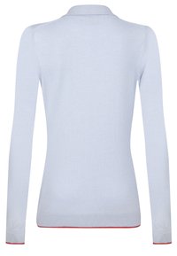 Helles blaues Langarm-Polo mit Kragen, eng anliegendem Schnitt und gerippten Bündchen, akzentuiert durch einen roten Saum.