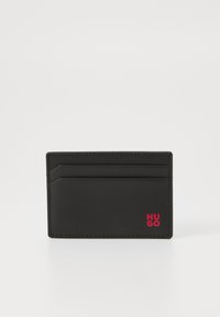 Cardholder din piele neagră cu textură netedă, având multiple sloturi și un logo roșu „HUGO” embossat pe partea din față. Formă rectangulară.
