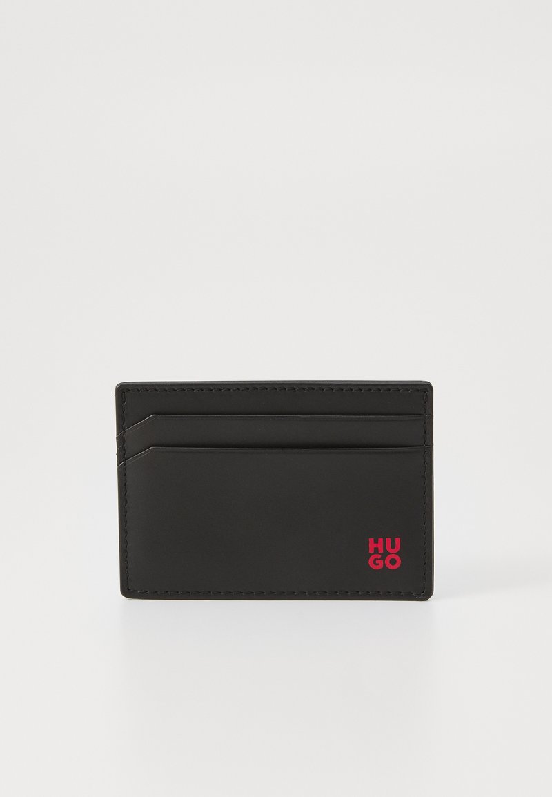 Cardholder din piele neagră cu textură netedă, având multiple sloturi și un logo roșu „HUGO” embossat pe partea din față. Formă rectangulară.