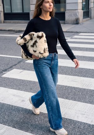Street One Studio, FAUX-FUR SHOPPER BAG WITH COW PRINT - Cabas - smooth stone sand