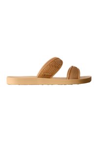 Sandale beige à enfiler avec deux brides texturées sur le pied et une semelle plate, conçue pour un usage décontracté.