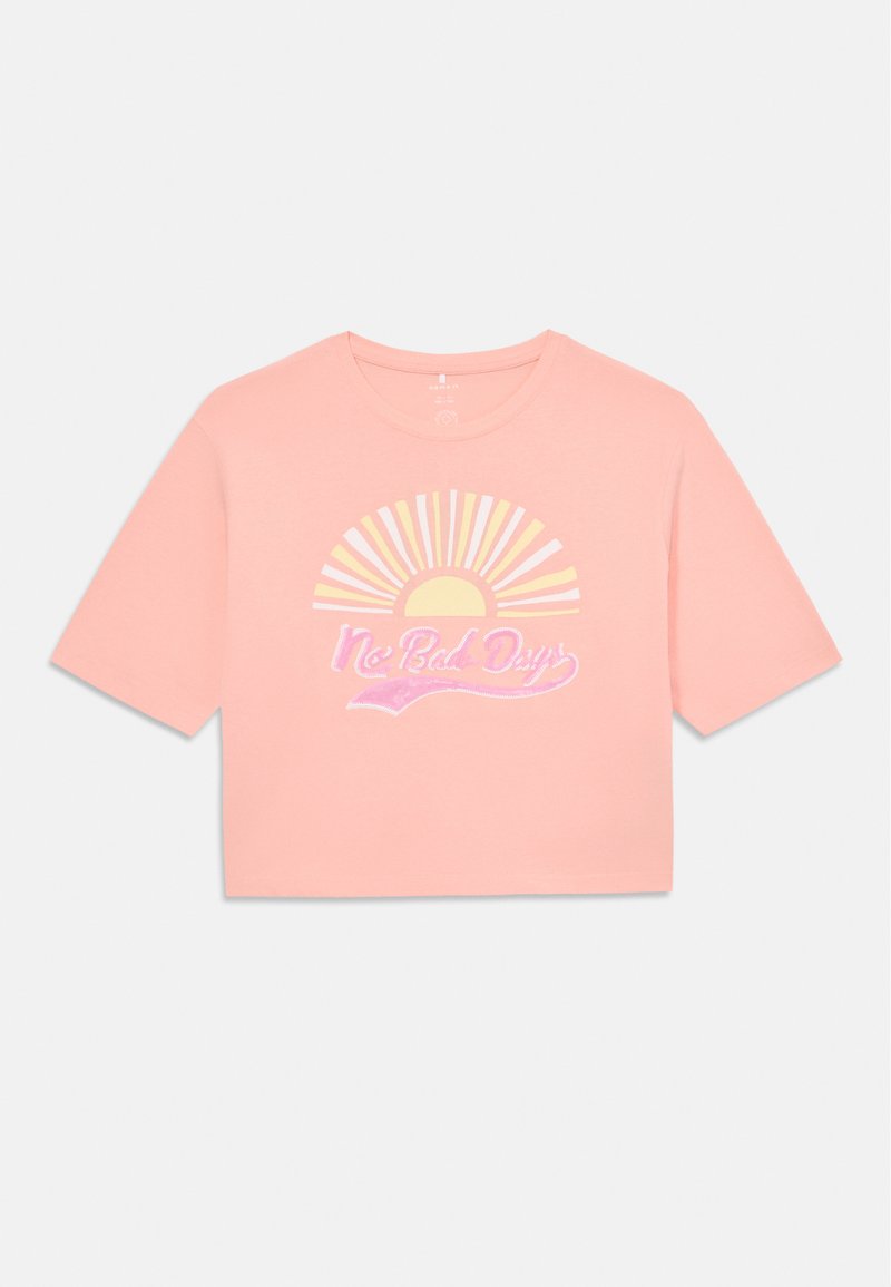 Rožinė trumpa palaidinė, pagaminta iš minkštos medžiagos, su saulės grafika ir gelsvais spinduliais, po ja esančiu tekstu "Nėra blogų dienų" rašytiniu šriftu.