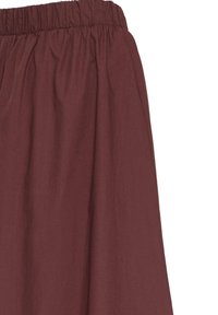 Jupe marron avec taille élastique froncée et texture de tissu douce, montrée de la taille à mi-longueur sur un fond blanc.