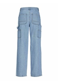 Pantalones cargo de mezclilla en un azul claro con un corte holgado, que cuentan con dos bolsillos traseros y bolsillos laterales de carga, con detalles de costura visibles.