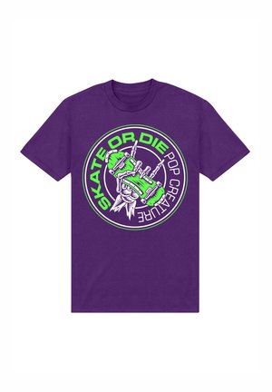 T-shirt en coton violet avec un design graphique audacieux en vert et blanc qui dit "SKATE OU MEURS" avec des détails de skate et de main de squelette.