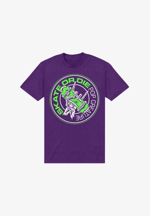 T-shirt in cotone viola con un audace design grafico in verde e bianco che dice "SKATE OR DIE" con dettagli di uno skateboard e una mano scheletro.