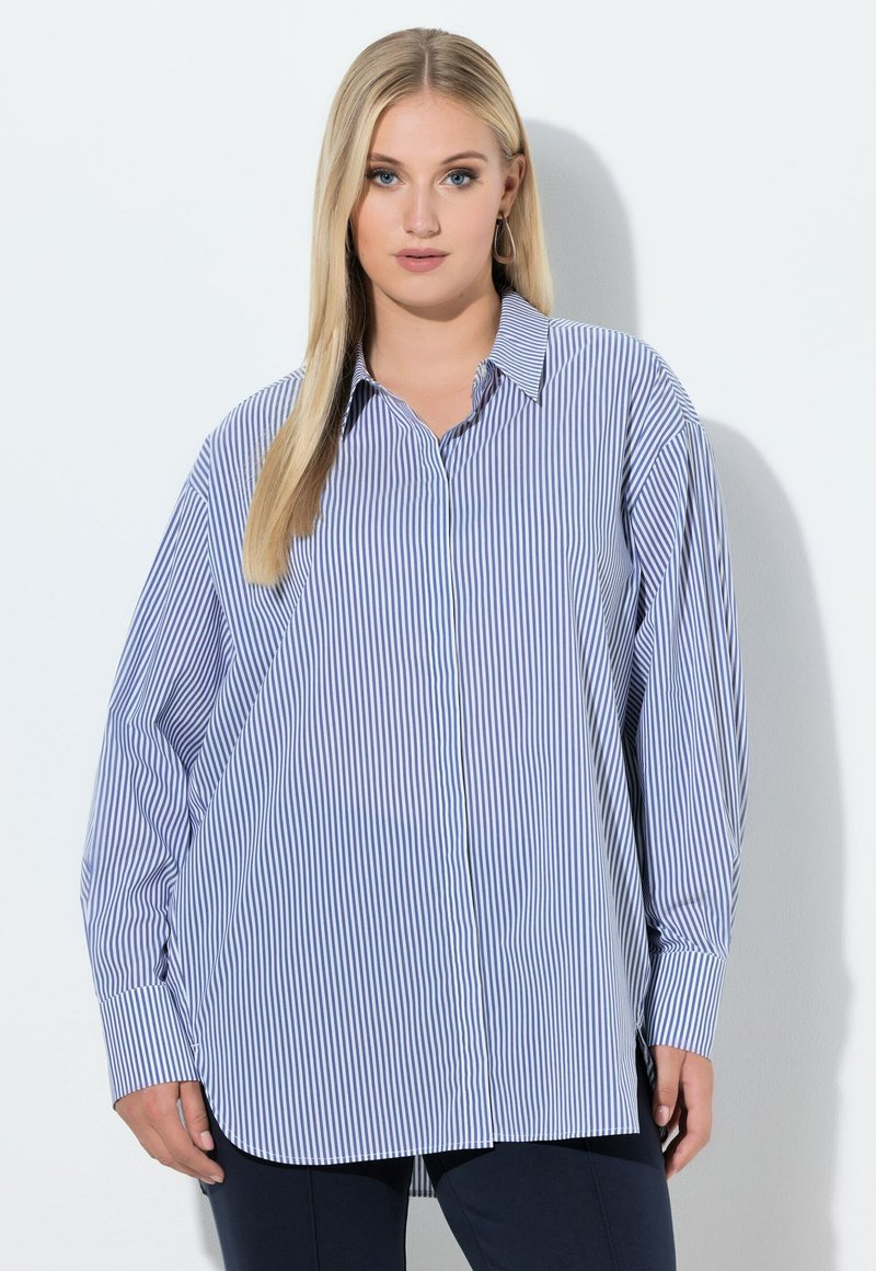 Koszula na guziki w paski w kolorze niebiesko-białym, wykonana z bawełny, z klasycznym kołnierzykiem, długimi rękawami i luźnym krojem z zakrzywionym dołem.