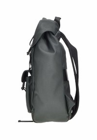 Mochila de tela texturizada en verde oscuro con cierre enrollable, correas ajustables y bolsillos laterales para un almacenamiento adicional.