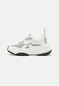 Sneakers bianchi chunky con pannelli in rete grigia, suola in gomma nera e accenti bianchi. Presentano un pull-tab decorato sul tallone.