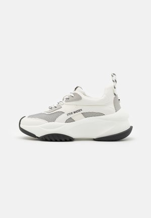 Sneakers bianchi chunky con pannelli in rete grigia, suola in gomma nera e accenti bianchi. Presentano un pull-tab decorato sul tallone.