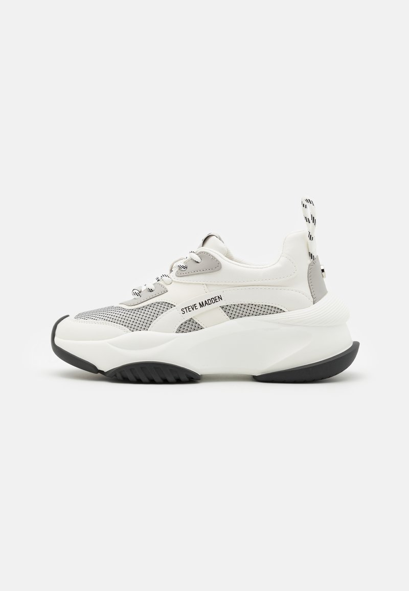 Sneakers bianchi chunky con pannelli in rete grigia, suola in gomma nera e accenti bianchi. Presentano un pull-tab decorato sul tallone.