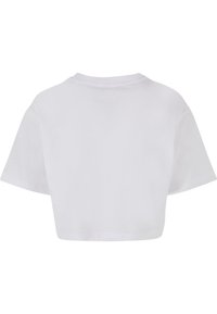 Hvid cropped t-shirt lavet af blød bomuld, med en klassisk rund halsudskæring og korte ærmer med en glat, ensartet tekstur.