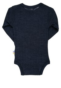 Långärmad bodysuit i marinblått mjukt tyg med ribbat mönster och en färgglad etikett på sidan, med rund halsringning och tryckknappsstängning.