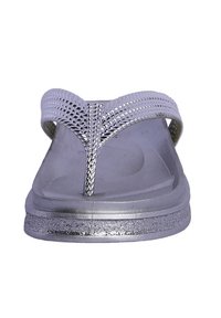 Chanclas plateadas con una correa metálica texturizada y una suela plana brillante. El diseño presenta una puntera abierta y una construcción en estilo de tira entre los dedos.