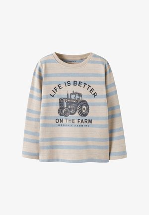 Gestreepte langarmshirt in beige en lichtblauw, met een tractorafbeelding en de tekst "Het leven is beter op de boerderij" in marineblauw.