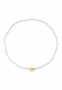 Zoetwaterparelketting met een ronde vorm, bestaande uit off-white parels en een gouden sluiting. Gladde textuur met een uniform ontwerp.