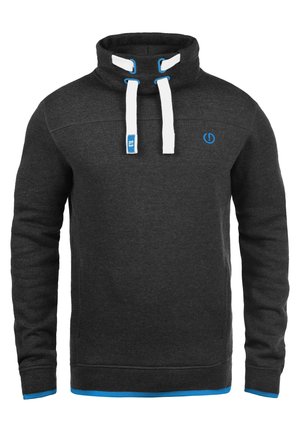 Felpa nera con colletto alto e cordini bianchi regolabili. Presenta dettagli blu e un logo sul petto. Tessuto morbido.