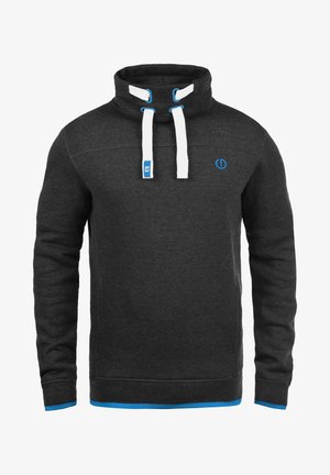 Svart hettegenser med høy krage og justerbare hvite snorstrammere. Har blå detaljer og en logo på brystet. Myk tekstur.