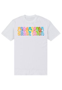 Hvid t-shirt med farverige bjørnegrafikker og teksten "ORIGINAL CARERS" i en fed, legende skrifttype, der understreger en række pastel farver.
