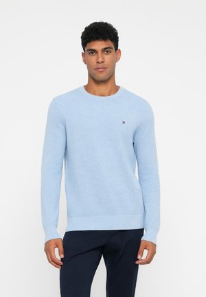 Maglione lavorato a maglia di colore azzurro chiaro, realizzato in tessuto morbido, con scollatura rotonda, maniche lunghe e un piccolo logo sul petto.