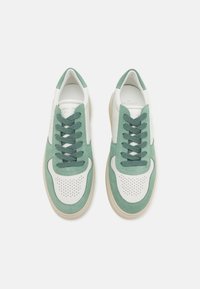 Weiße und mintgrüne Sneakers mit durchbrochenen Details, aus Stoff und Leder, runder Zehenform, flacher Sohle und passenden Schnürsenkeln.