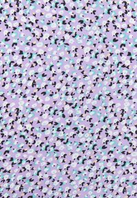 Tissu à fond lilas avec un motif dispersé de petites formes blanches, turquoise et noires, créant un aspect texturé.