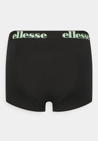 Svarta boxershorts med ett brett elastiskt midjeband som har ljusgröna "ellesse"-logotyp. Slät textur och åtsittande design.