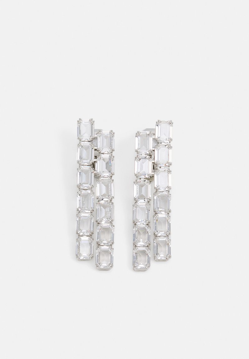 Boucles d'oreilles rectangulaires transparentes au design en cascade, présentant plusieurs pierres reliées, montées en métal argenté avec une finition polie.