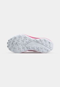 Suela de zapatilla de trail running en goma blanca con un patrón de tracción agresivo; acentos en rosa a lo largo de los lados; texturizada para ofrecer agarre y durabilidad.