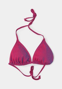 Czerwono-niebieski prążkowany trójkątny top bikini z wiązaniem na szyi i z tyłu, położony na płasko na białym tle.