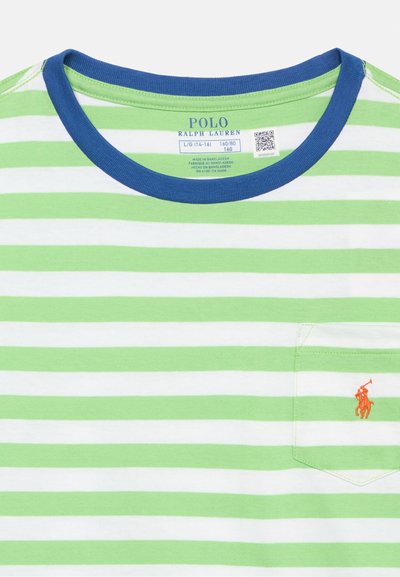 Žaliai ir baltai dryžuota marškinėliai su mėlynu apykakle ir mažuoju oranžiniu Polo Ralph Lauren logotipu, išsiuvinėtu ant priekinio kišenės.