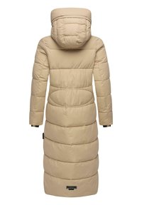 Ilgas smėlio spalvos pūkinis paltas su kapišonu, su nuspalvintomis dalimis, elastinėmis rankovėmis ir logo žyma šalia ap vaigūro. Lygaus, šilumą izoliuojančio audinio.