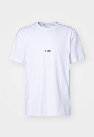 Valge puuvillane T-särk ümmarguse kaelusega, lühikeste varrukatega ja väikese musta "MSGM" logoga trükituna ees. Sile tekstuur.