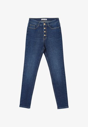 Jeans in denim blu con vita alta, cinque bottoni frontali, due tasche anteriori e una vestibilità slim.