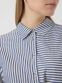 Μπλούζα με μπλε και λευκές ρίγες που διαθέτει κλασικό γιακά, κλείσιμο με κουμπιά και μαλακό ύφασμα με λεία υφή.