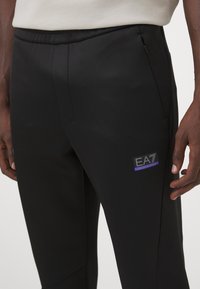 EA7 Emporio Armani VIGOR7 PANTS - Pantalones deportivos - black bean