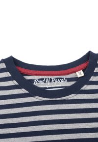 Grå og marineblå stribet t-shirt med rund halsudskæring, der har en rød detalje indeni kraven og et mærke med brandnavnet "Band of Rascals."