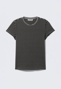 T-shirt à manches courtes noir et gris rayé avec un col rond et un tissu doux, étiqueté "WEEKDAY" au niveau du cou.