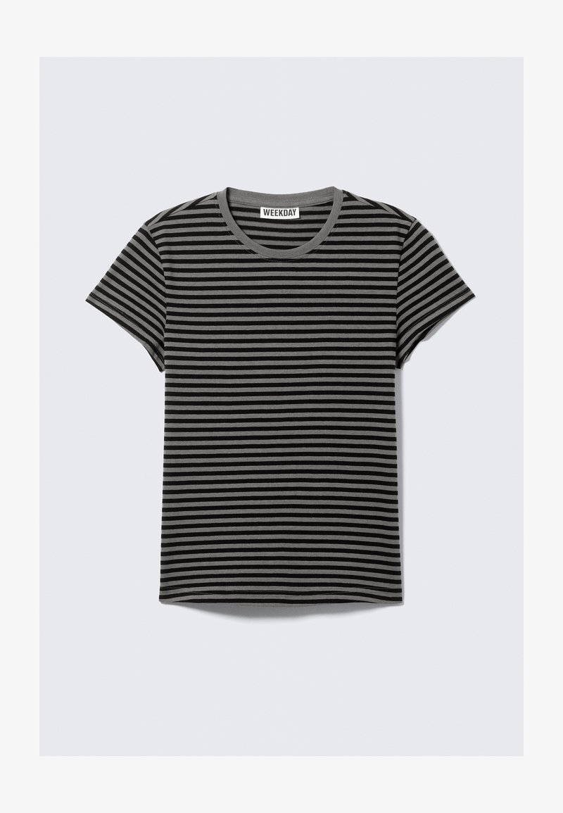 T-shirt à manches courtes noir et gris rayé avec un col rond et un tissu doux, étiqueté "WEEKDAY" au niveau du cou.