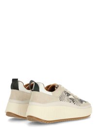 Scarpe sportive in suede beige con dettagli in stampa serpente, lacci bianchi e suola piatta testurizzata. I dettagli neri e bianchi completano il design.
