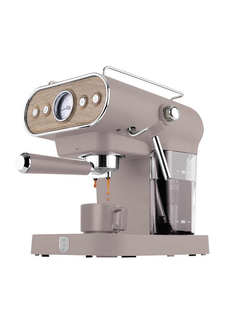 Espresso kávovar s béžovým tělem, dřevěnými doplňky, chromovanými detaily, manometrem a skleněnou nádržkou na vodu. Pod ní je umístěn malý šálek.