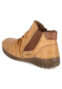 Popielate skórzane botki za kostkę o luźnym kroju, z brązowym elastycznym panelem po bokach i kontrastowym szyciem. Guma podeszwy z teksturowym gripem.