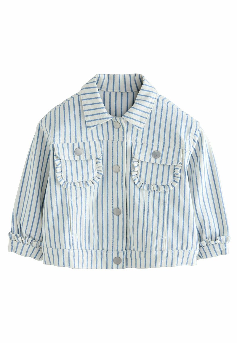 Veste en denim rayée avec des rayures verticales bleu clair et blanches, fermeture par boutons, deux poches poitrine avec des détails froncés et manches retroussées.